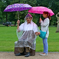 Clown Frans unterm Regenschirm